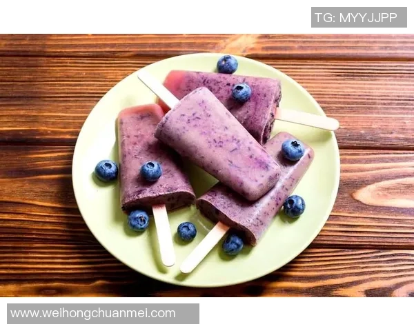 足球明星享受夏日清凉时光与冰淇淋的甜蜜瞬间